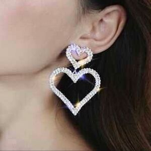 🌺 Betsey Johnson New dangling & sparkling rhinestone heart earrings 🌺